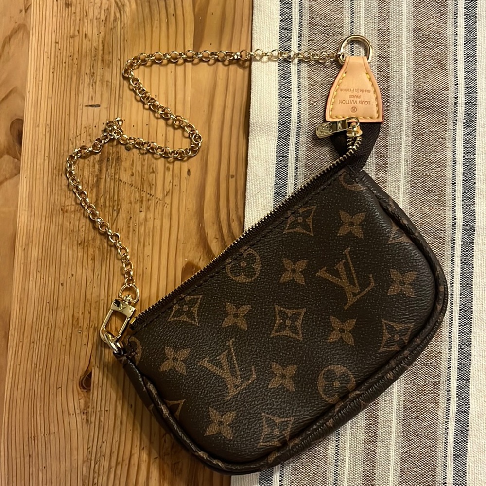 Small purse/wristlet